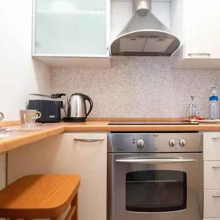 Apartment Domus Wi-fi Station By We Host Yuo